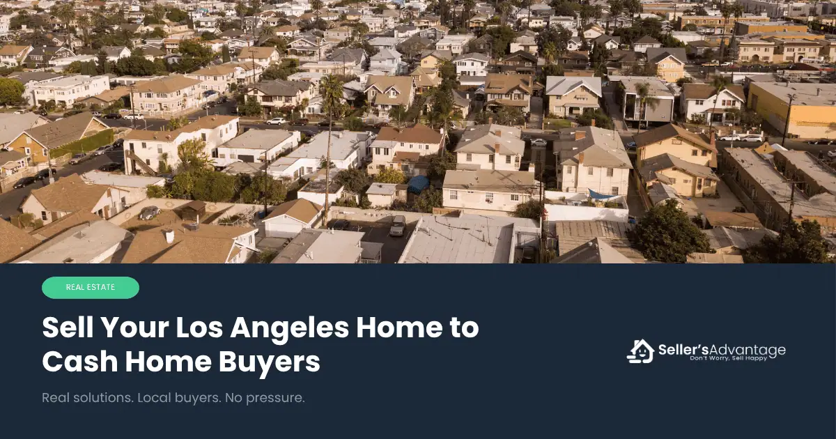 Vista aérea de casas en venta en un barrio residencial de Los Ángeles para compradores que pagan al contado.